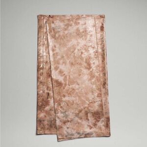 NWT Lululemon Customizable Snap Scarf 
Diamond Dye Misty Shell Diffused dot